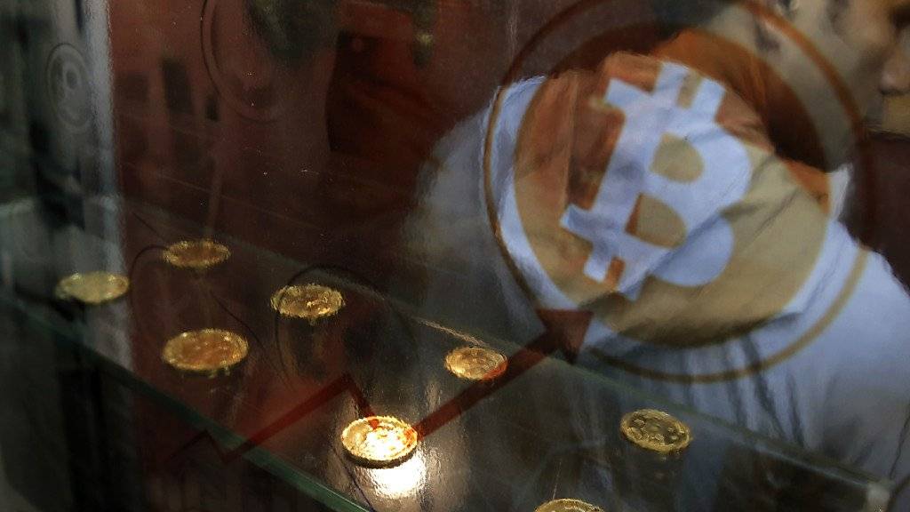 Die weltweit populärste Internetwährung Bitcoin hatte am Sonntag ihr Börsen-Debüt in Chicago. (Symbolbild)