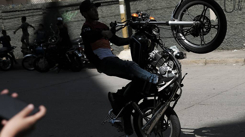 «Wheelie» eines Töff-Enthusiasten im Juli dieses Jahres in Venezuela. (Archivbild)