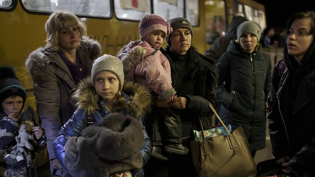 500 Menschen sollen am Sonntag mit Bussen aus Mariupol gebracht werden.