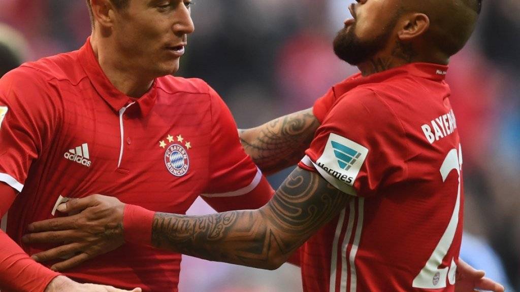 Robert Lewandowski und Arturo Vidal zelebrieren den Kantersieg gegen den HSV