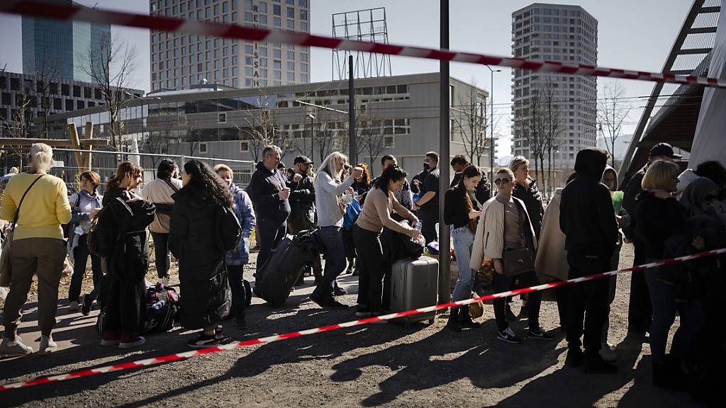Flüchtlinge aus der Ukraine stehen in der Warteschlange vor der Registrierung im Bundesasylzentrum Zürich. (Aufnahme vom Sonntag)