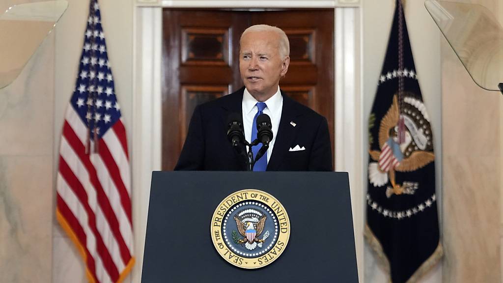 US-Präsident Joe Biden spricht in der Cross Hall des Weißen Hauses. Foto: Jacquelyn Martin/AP