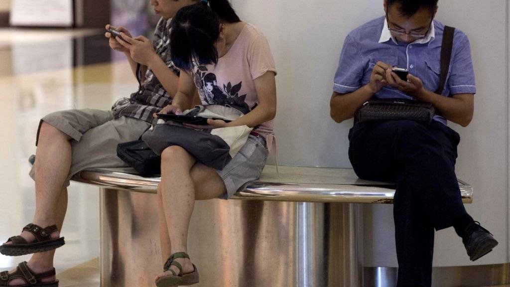 Die Zahl der chinesischen Internetnutzer nimmt stark zu. Die Allermeisten surfen mit dem Smartphone.