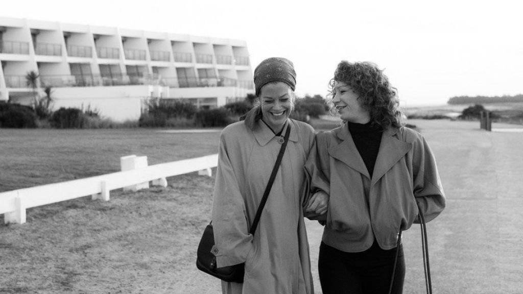 Szene aus «3 Tage in Quiberon». Mit zehn Nominierungen ist der Film Favorit beim Deutschen Filmpreis. Unter anderem sind Marie Bäumer (l) und Birgit Minichmayr (r) Kandidatinnen. (Archivbild)
