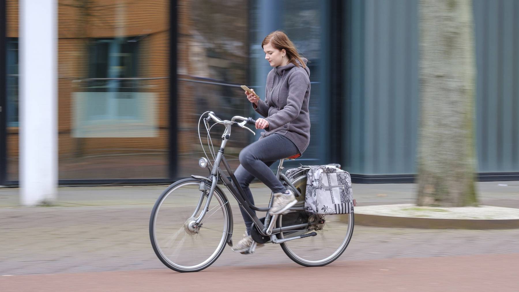 Velofahrer, die in den Niederlanden am Handy sind, könnten künftig gebüsst werden. (Symbolbild)