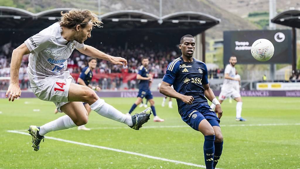 Sions Numa Lavanchy behauptet sich gegen Servettes Dereck Kutesa