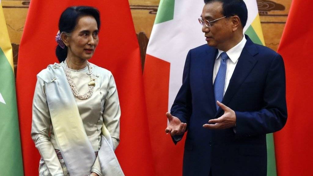 Aung San Suu Kyi (links) im Gespräch mit Chinas Premierminister Li Keqiang.