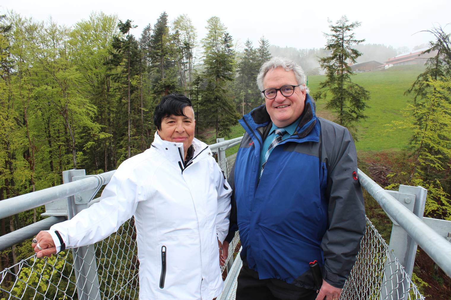 Die Gemeindepräsidentin von Grub, Katharina Zwicker und Roger Hochreutener, Gemeindepräsident von Eggersriet, freuen sich über die Einweihung der Brücke (Bild:FM1Today/Fabienne Engbers)