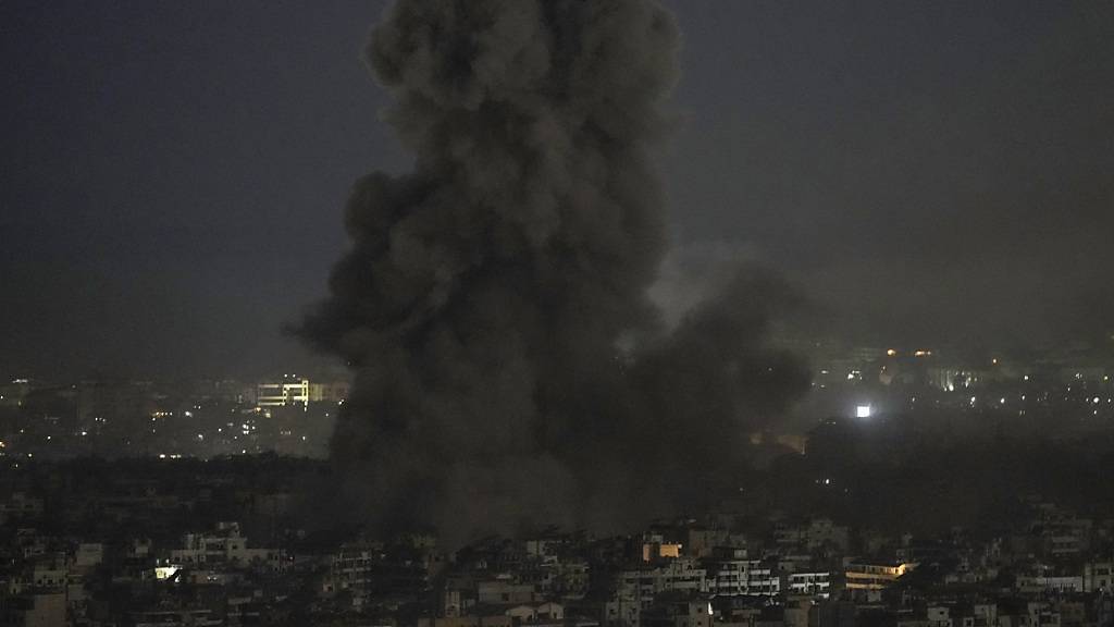 Nach einem israelischen Luftangriff auf Dahiyeh, einem südlichen Vorort von Beirut, Libanon, steigt Rauch auf. Foto: Bilal Hussein/AP/dpa