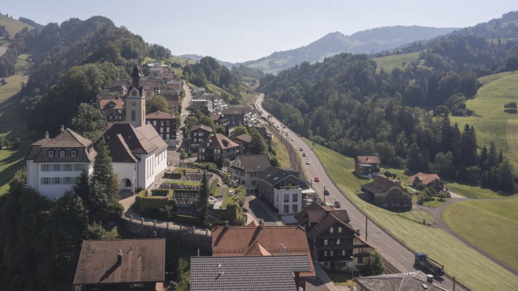 Die Hauptstrasse zwischen Lustnau bei Sattel und Biberegg bei Rothenthurm soll saniert und ausgebaut werden.