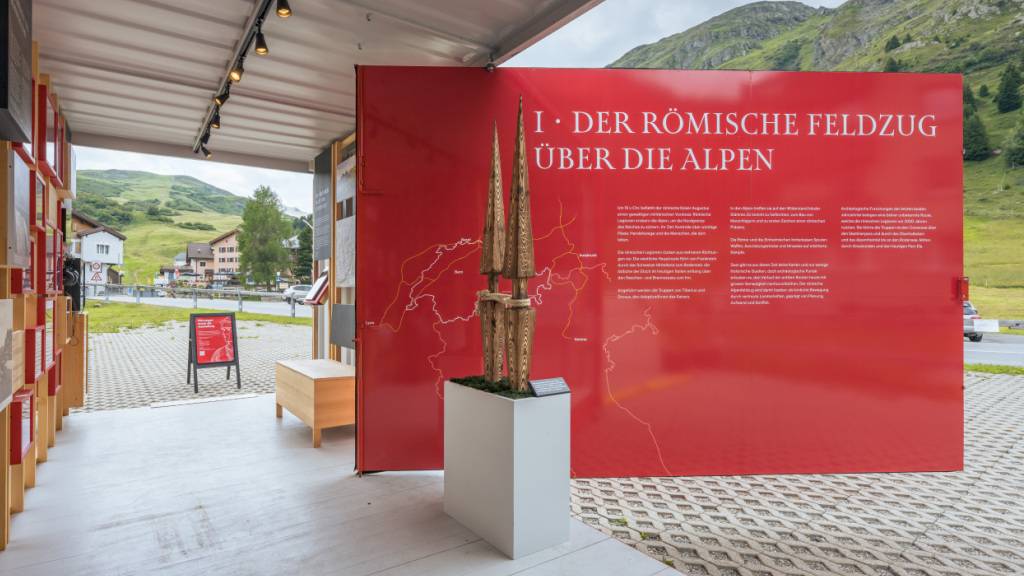 Das Innere des Containers in Bivio, in dem der Vormarsch der römischen Legionen in den Alpen auf Deutsch, Rätoromanisch, Italienisch und Englisch erzählt wird.