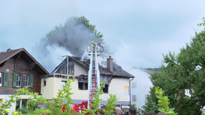 Brand in Mehrfamilienhaus in Münsingen – zwei Verletzte