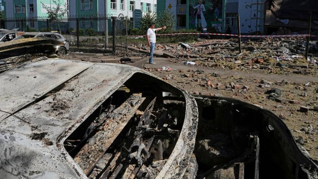 ARCHIV - Nach einem russischen Drohnen- und Raketenangriff liegen beschädigte Autos in einem Hof zwischen anderen Trümmern. Foto: Efrem Lukatsky/AP/dpa/Symbolbild