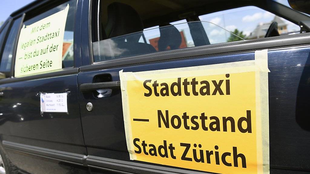 Im Sommer haben Zürcher Taxifahrer gegen Uber demonstriert. Sie forderten sofortige Massnahmen gegen «Uber-Dumping». (Archivbild)
