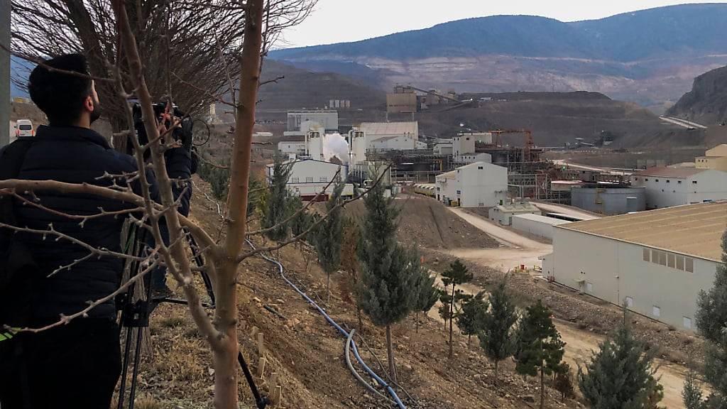 ARCHIV - In einer Goldmine in der Nähe des Dorfes Ilic hat sich am Dienstag ein Erdrutsch ereignet. Mehrere Menschen werden vermisst. Foto: Uncredited/IHA/dpa