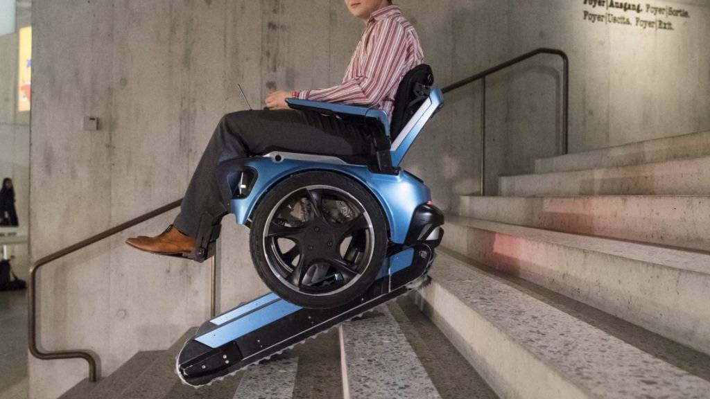 Erfinder Beni Winter führt den treppensteigenden Rollstuhl im Landesmuseum in Zürich vor.