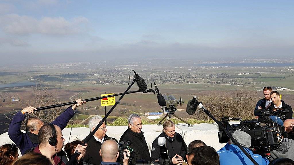 Besuch des israelische Regierungschefs Benjamin Netanjahu (Mitte) auf den Golanhöhen am 11. März, zusammen mit US-Senator Lindsey Graham (r) und dem US-Botschafter in Israel, David Friedman.