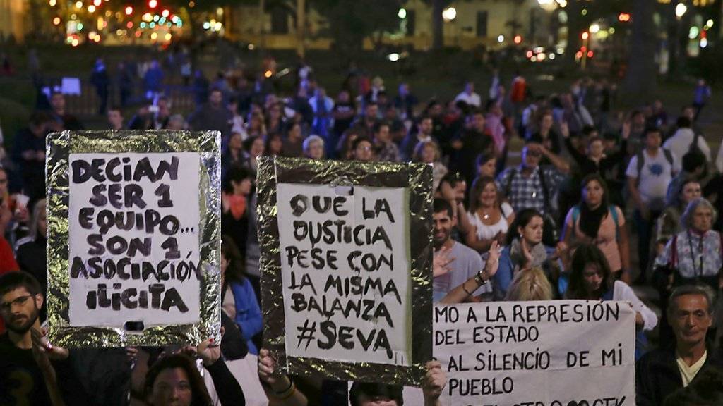 In der argentinischen Hauptstadt Buenos Aires versammelten sich am Abend Demonstranten um gegen Präsident Mauricio Macri zu protestieren, nachdem dessen Offshore-Aktivitäten bekannt wurden.