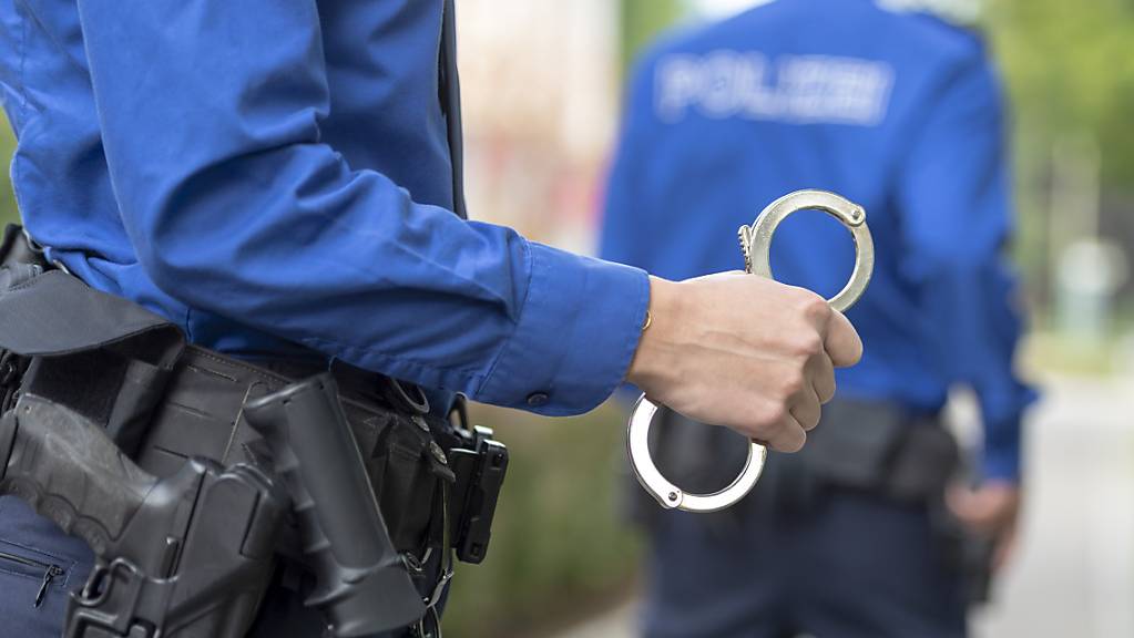 Dank dem guten Gedächtnis eines Schwyzer Polizisten hat die Luzerner Polizei einen im Kanton Zug entflohenen Häftling dingfest machen können. (Symbolbild)