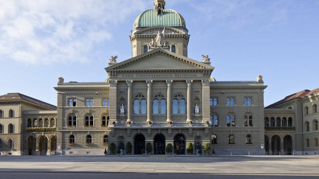 Das Bundeshaus mit dem Bundesplatz in Bern. Heute Sonntag haben die Schweizer Stimmbürger und Stimmbürgerinnen über die Zusammensetzung des Parlaments für die nächsten vier Jahre entschieden (Archiv)