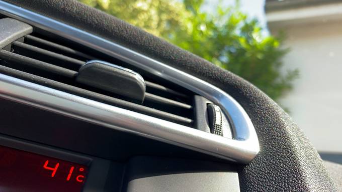 Gegenstände, die du bei hohen Temperaturen nicht im Auto lassen solltest