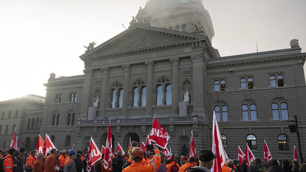 Angestellte von Stahl Gerlafingen protestieren in Bern gegen Abbau