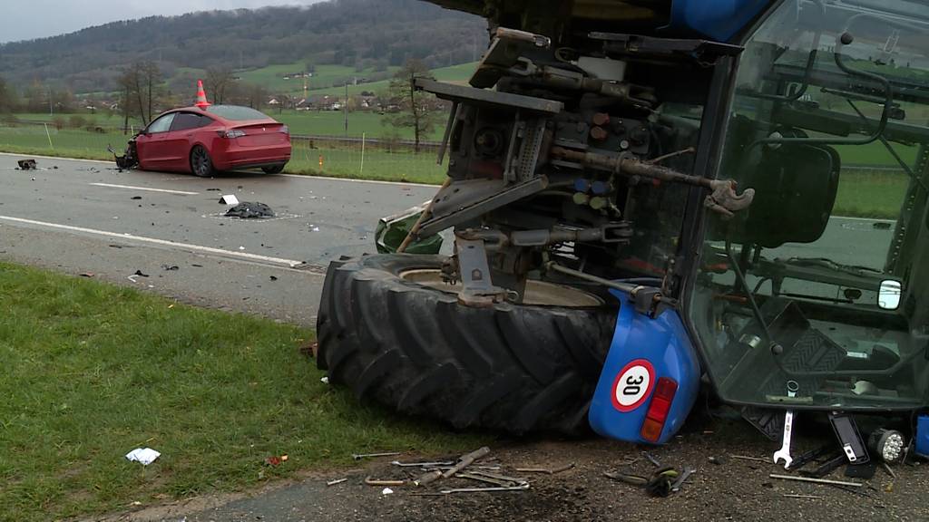 Tesla rammt Traktor bei Überholmanöver in Schleinikon (ZH): Zwei Verletzte