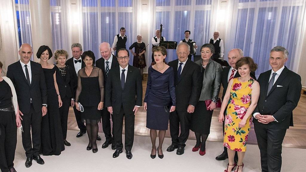Der französische Präsident Francois Hollande hat bereits bei seinem Besuch von Mitte April 2015 in Bern persönlichen Kontakt mit dem Bundesrat gehabt (Bild). Nun trifft er sich am Samstag im französischen Colmar mit Bundespräsident Johann Schneider-Ammann.