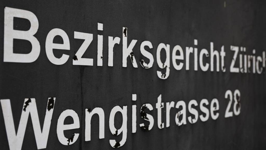 Ein früherer IV-Gutachter wehrte sich am Montag am Bezirksgericht Zürich gegen Betrugsvorwürfe. Sein ehemaliger Chef blieb der Verhandlung fern. (Archivbild)