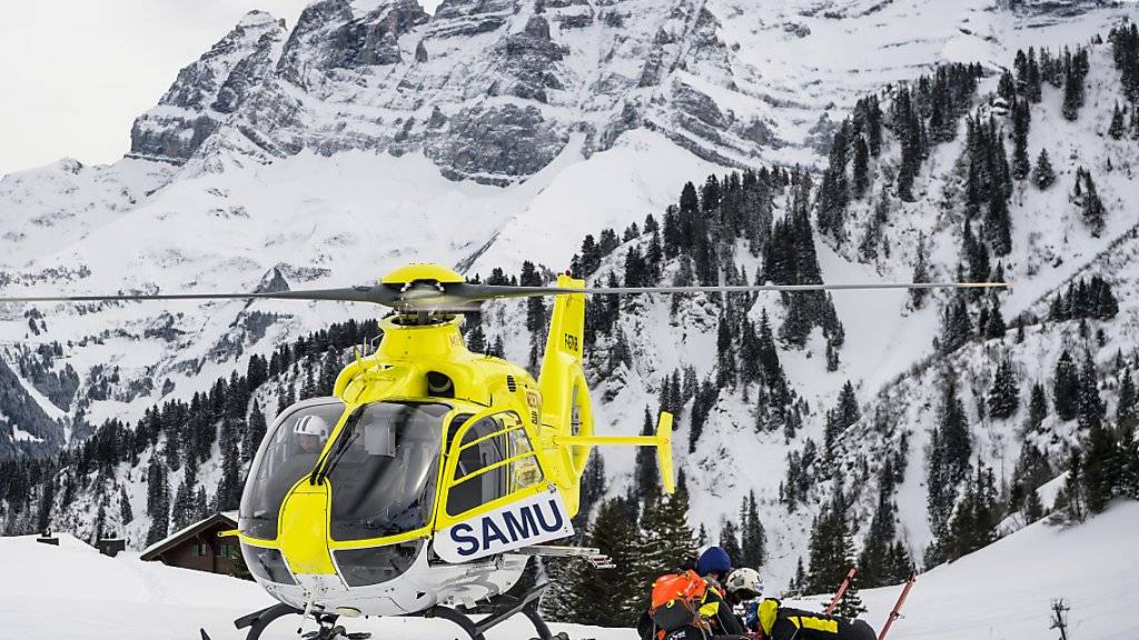 Beim Zusammenstoss zweier Skifahrer in den französischen Alpen ist eine 46-jährige Schwedin ums Leben gekommen. (Symbolbild)
