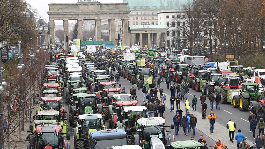 Deutsche Landwirte protestieren am Dienstag in Berlin mit ihren Traktoren gegen die Agrarpolitik der Regierung.