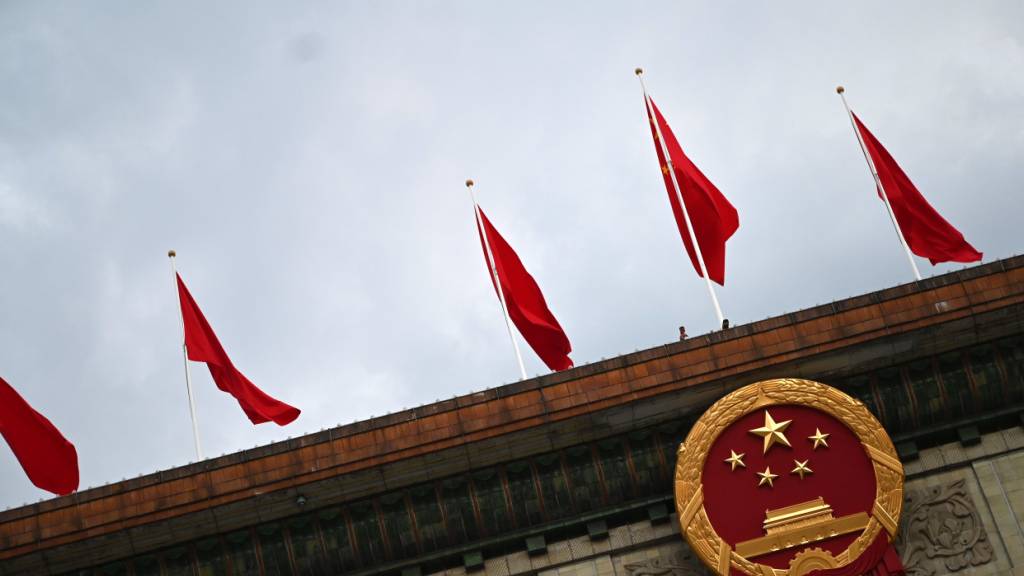 ARCHIV - Das Emblem der Volksrepublik China prangt an der Großen Halle des Volkes. Ein Gericht in Sanhe hat Künstler Gao Zhen zu drei Jahren Haft wegen dessen Mao-Skulpturen verurteilt. Foto: Johannes Neudecker/dpa/Archivbild
