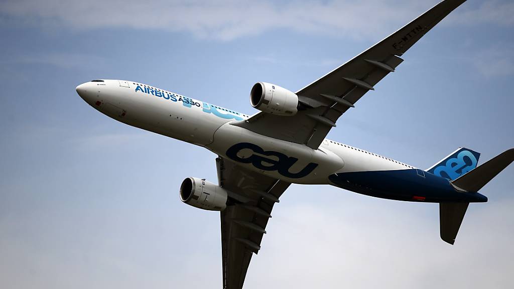 Der Flugzeugbauer Airbus will die Produktion seiner Jets wegen der Verschärfung der Corona-Krise langsamer hochfahren als bisher geplant. (Archivbild)