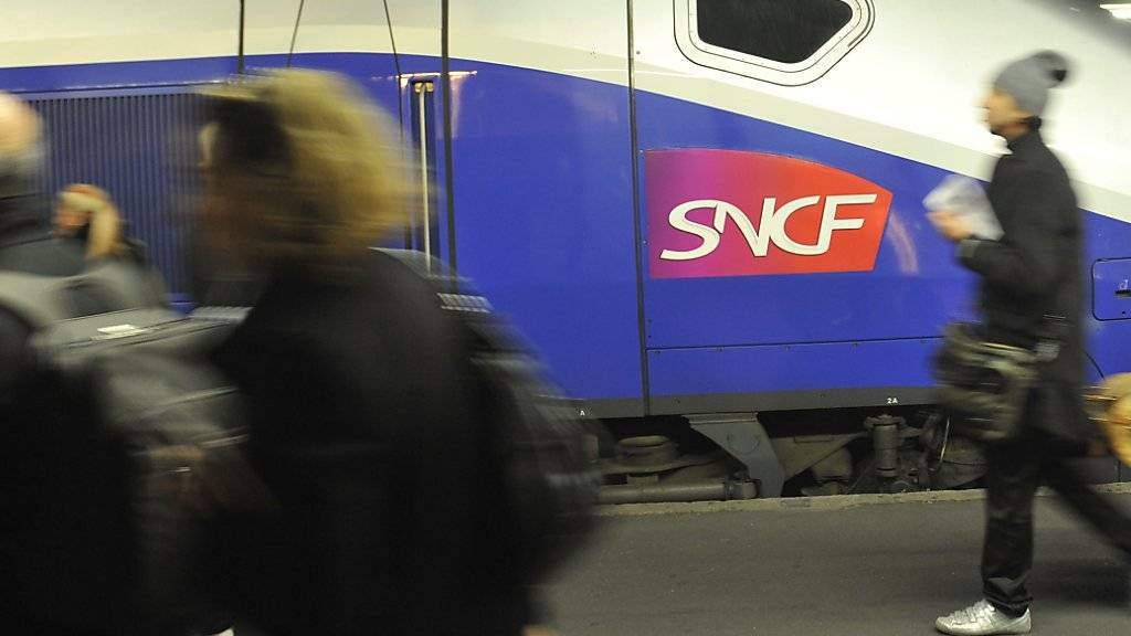 Eine junge Mutter stieg für eine Rauchpause beim Stopp in Le Mans aus dem TGV und liess ihr Baby im Zugabteil. Der Zug fuhr mit dem Baby, aber ohne die Mutter weiter. (Symbolbild)