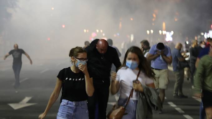 Corona-Proteste in Belgrad - Polizei setzt Tränengas ein