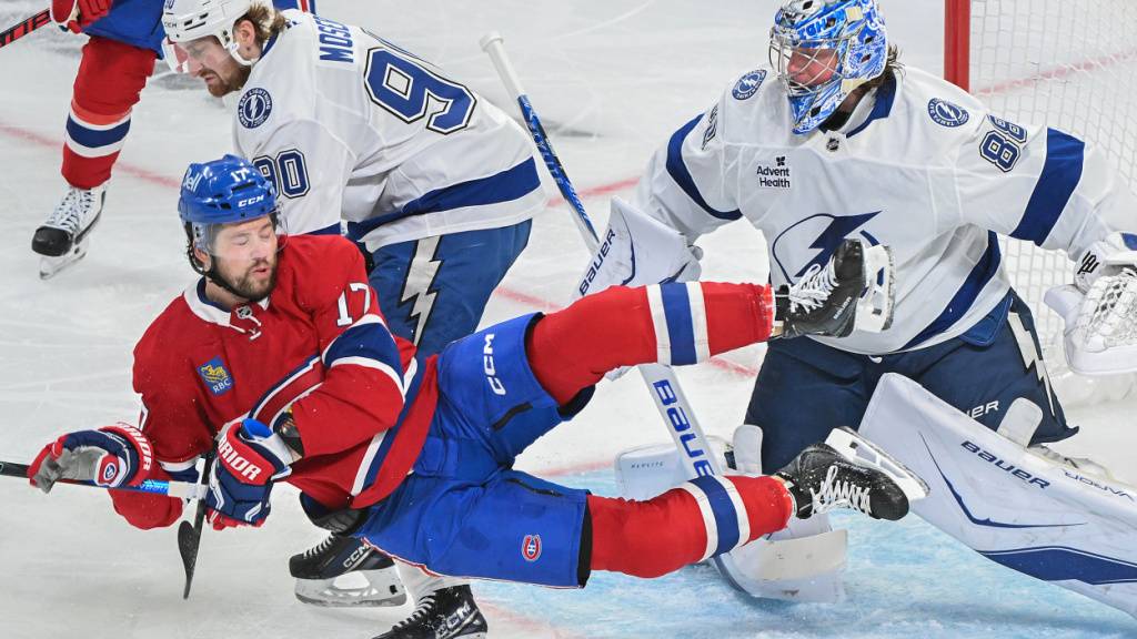 Abwehr-Bollwerk standgehalten: Verteidiger Janis Moser (oben, Nummer 90) und Tampa Bays Goalie Andrei Wassilewski wehren sich erfolgreich gegen Montreals Angriffe