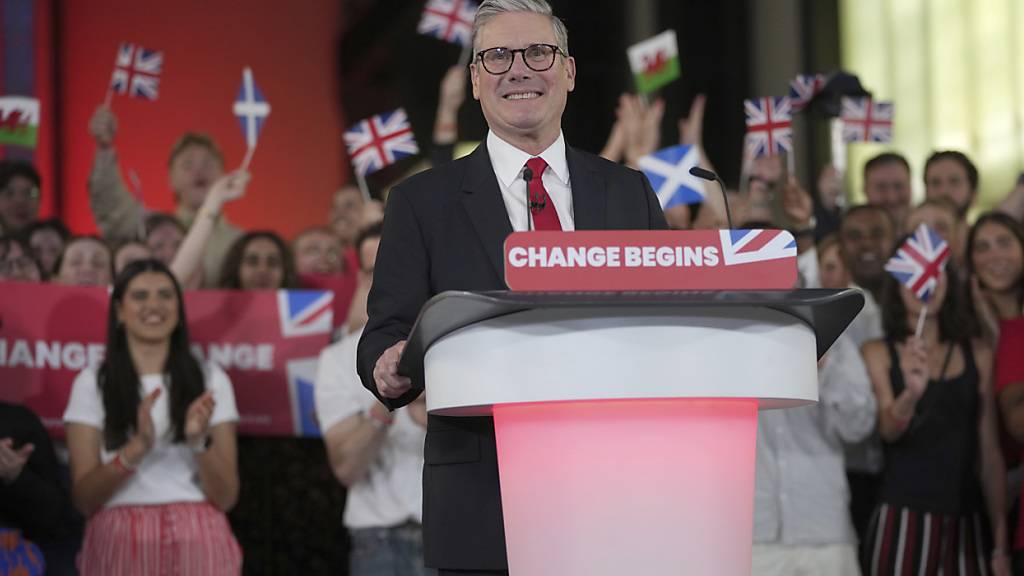 Labour-Chef Keir Starmer feiert den Sieg mit Parteifreunden. Er verspricht Wandel in der britischen Politik.