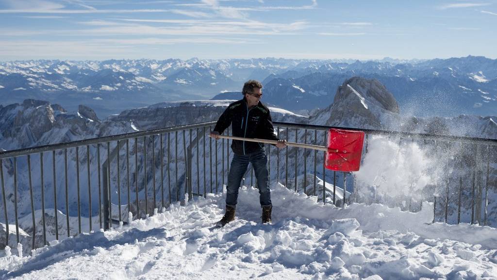Gust Broger schaufelt Schnee auf dem Gipfel, am Freitag, 24. Oktober 2014, auf dem Saentis (2501,9 Meter). (KEYSTONE/Gian Ehrenzeller)