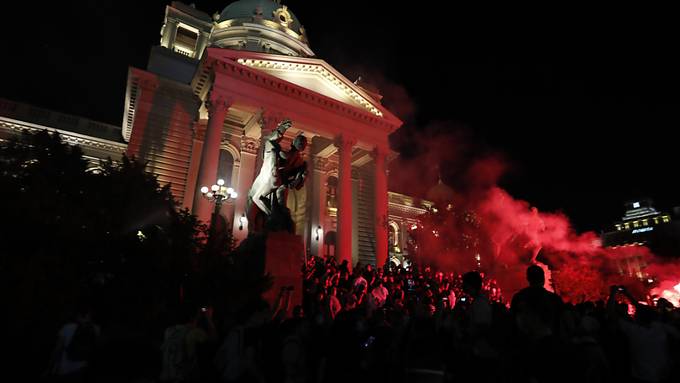 Erneut Krawalle in Belgrad - Demonstranten dringen in Parlament ein