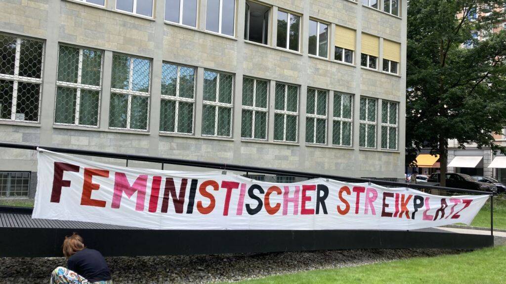 Frauen fordern in Luzern bessere Löhne und Renten