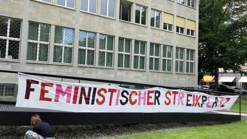 Für einen Nachmittag heisst das Vögeligärtli «Feministischer Streikplatz».