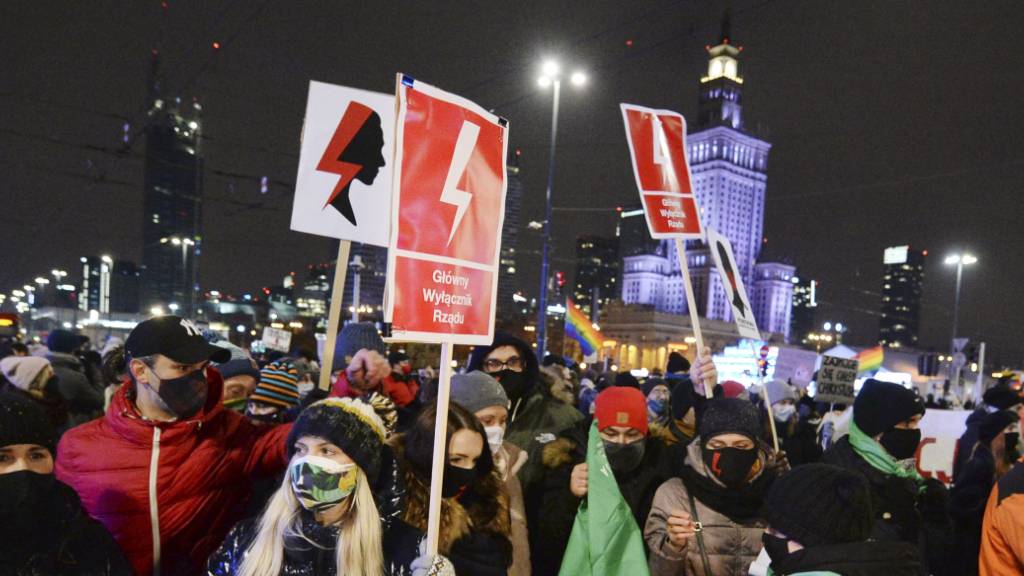 In Warschau wird gegen das umstrittene Abtreibungsgesetz protestiert. Foto: Czarek Sokolowski/AP/dpa