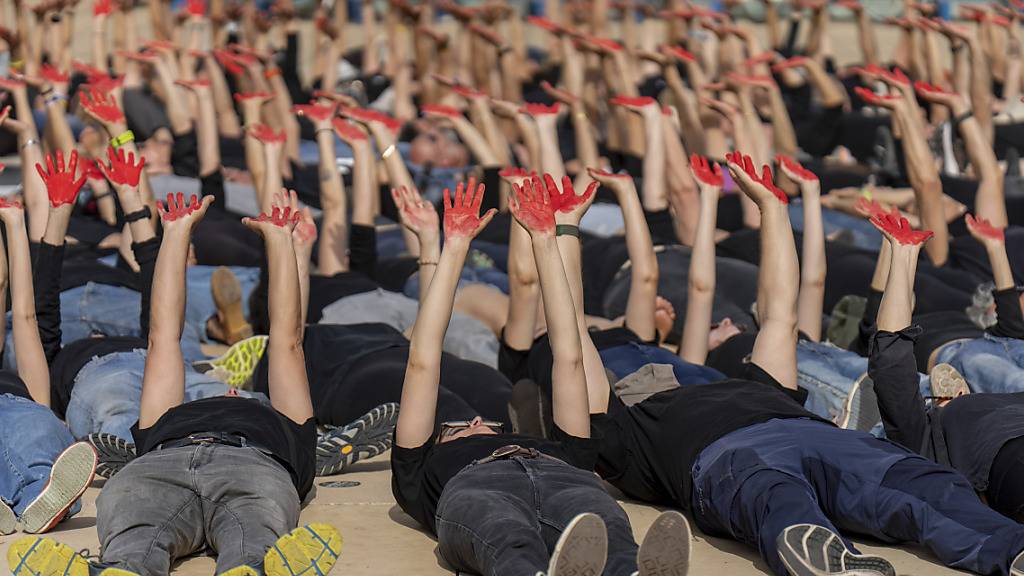 Familienangehörige und Unterstützer fordern die Freilassung von Geiseln, die im Gazastreifen festgehalten werden. Foto: Ohad Zwigenberg/AP/dpa