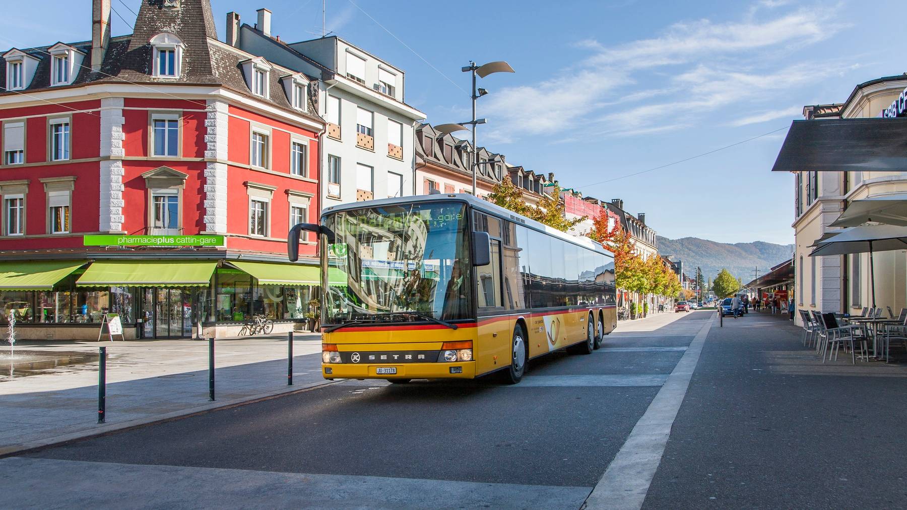 Fahren bald in Rot statt Gelb durch den Jura: Postauto gewinnt die Ausschreibung der 39 jurassischen Buslinien.