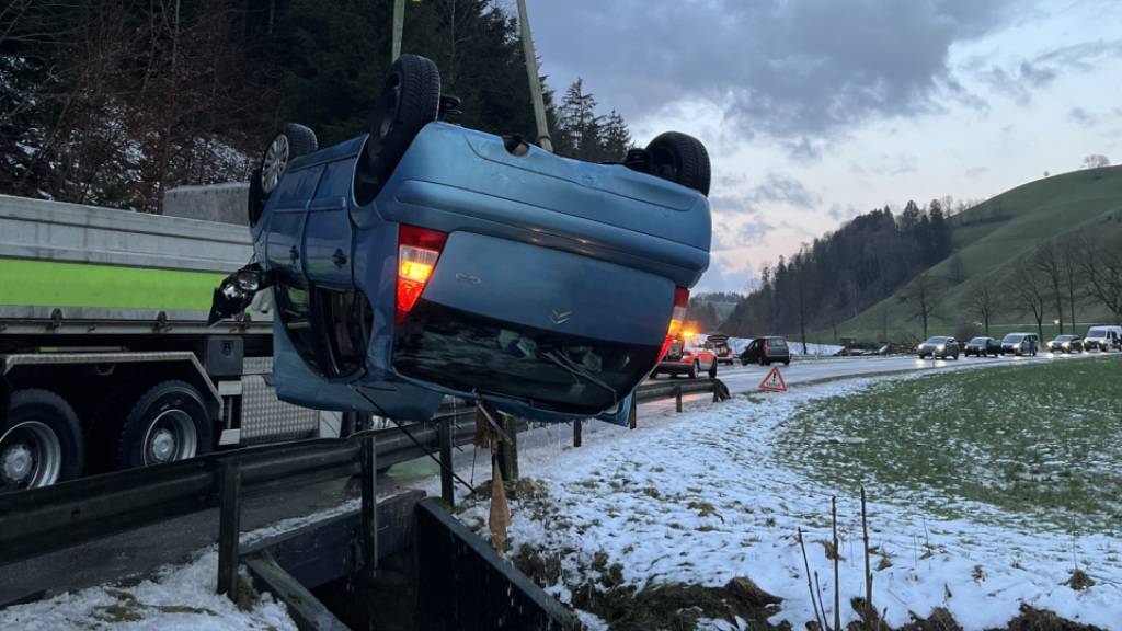 Auto überschlägt sich auf eisigen Strassen in Schötz LU