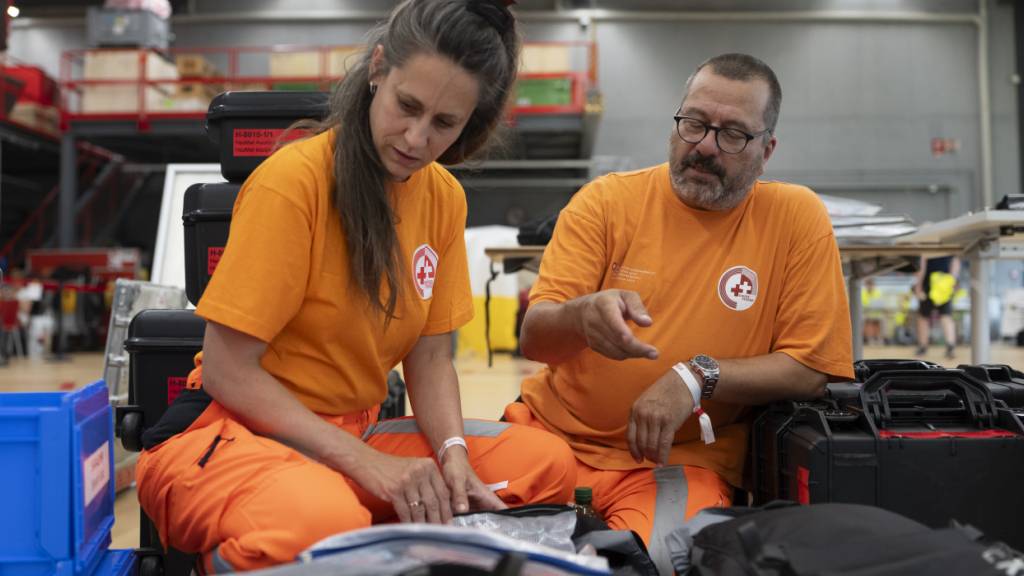 Mitglieder der Rettungskräfte bereiten sich am Flughafen Zürich-Kloten auf ihren Flug ins Erdbebengebiet in Venezuela vor. Am Freitagvormittag werden sie voraussichtlich in Caracas ankommen.