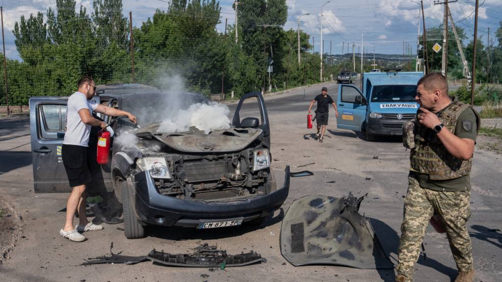ARCHIV - Auf diesem Foto, das vom Pressedienst der 93. eigenständigen mechanisierten Brigade «Kholodnyi Yar» der Ukraine zur Verfügung gestellt wurde und am Mittwoch, dem 15. Juli 2026, aufgenommen wurde, löscht ein Mann das Feuer an seinem Auto nach einem Angriff einer russischen FPV-Drohne. Foto: Iryna Rybakova/Ukrainian 93rd Mechanized brigade/dpa