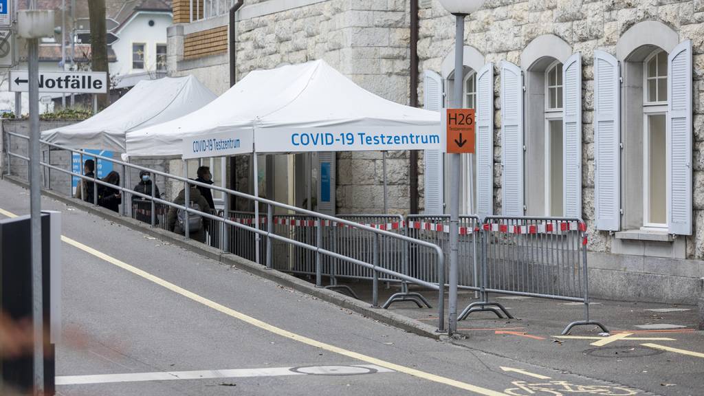 Das Covid-19-Testzentrum am Kantonsspital Aarau: Bald könnten Tests für Ungeimpfte kostenpflichtig werden.