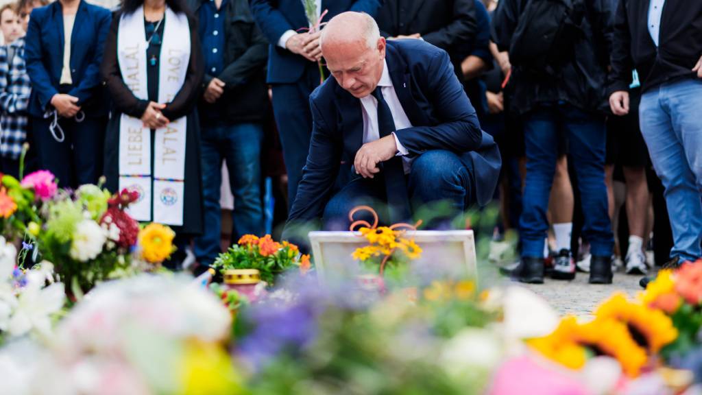 Kai Wegner (CDU, M), Regierender Bürgermeister von Berlin, legt beim Gedenken nach der Tat am Rande des CSD Blumen ab. Foto: Christoph Soeder/dpa