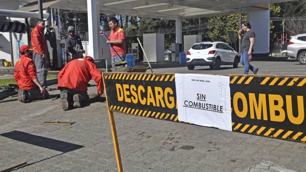 «Kein Treibstoff» steht am Eingang einer Tankstelle in Valdivia. Wegen eines seit Tagen andauernden Streiks der Fernfahrer kommt es in Teilen von Chile zu ersten Versorgungsproblemen. Foto: Miguel Angel Bustos/Agencia Uno/dpa